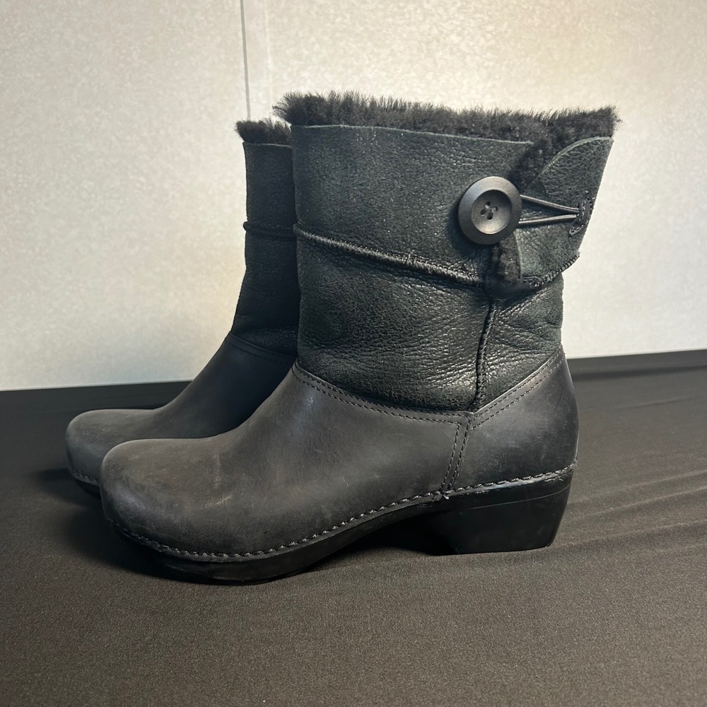 Dansko Stormy Shearling lined leather ankle boot EU 40 U.S 9/9.5 Black button